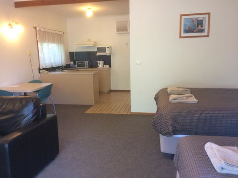 Ambassador Motor Inn - E Caravan Parks 7