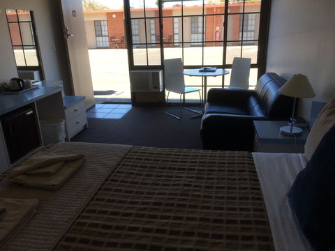 Ambassador Motor Inn - E Caravan Parks 24