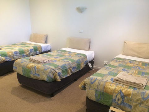 Ambassador Motor Inn - E Caravan Parks 1
