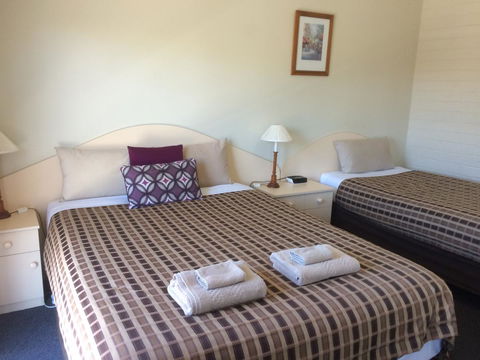 Ambassador Motor Inn - E Caravan Parks 13