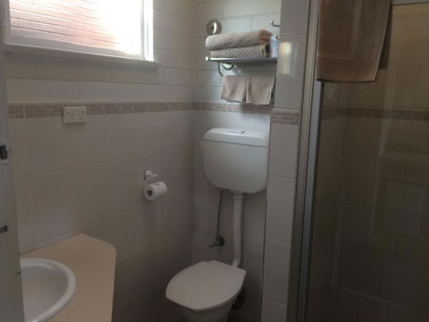 Ambassador Motor Inn - E Caravan Parks 14