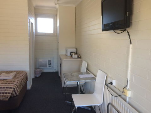 Ambassador Motor Inn - E Caravan Parks 12