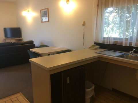 Ambassador Motor Inn - E Caravan Parks 6