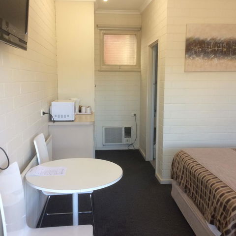 Ambassador Motor Inn - E Caravan Parks 21