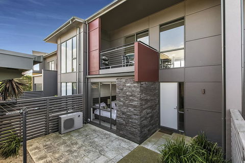Twenty Five Coast - E Caravan Parks 1