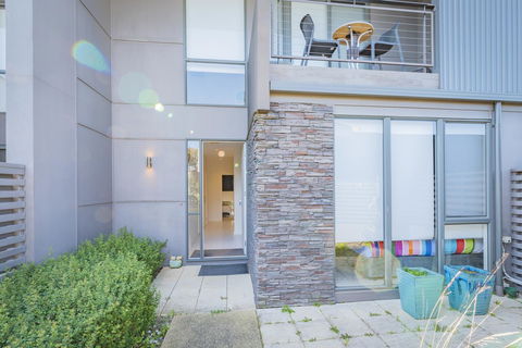 Stylish 3 Bedroom Townhouse - Free Parking - E Caravan Parks 0