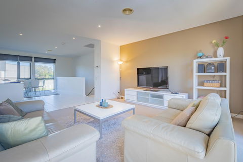 Stylish 3 Bedroom Townhouse - Free Parking - E Caravan Parks 1