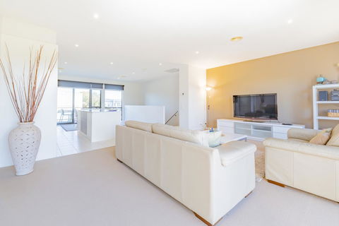 Stylish 3 Bedroom Townhouse - Free Parking - E Caravan Parks 4