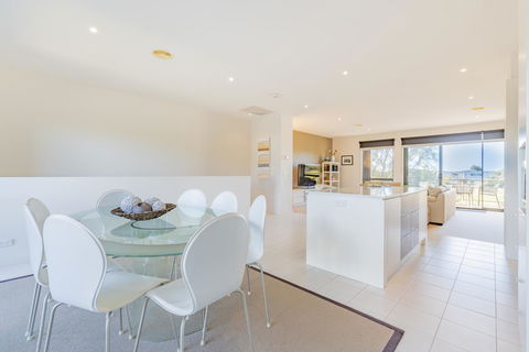 Stylish 3 Bedroom Townhouse - Free Parking - E Caravan Parks 14