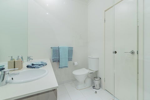 Stylish 3 Bedroom Townhouse - Free Parking - E Caravan Parks 18