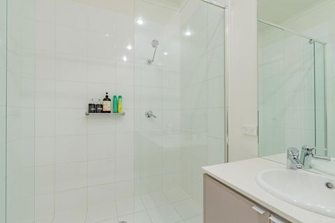 Stylish 3 Bedroom Townhouse - Free Parking - E Caravan Parks 17