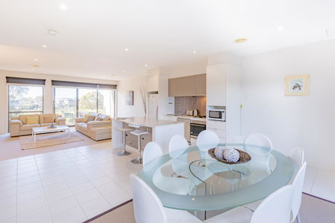 Stylish 3 Bedroom Townhouse - Free Parking - E Caravan Parks 2