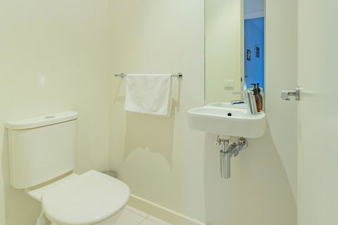 Stylish 3 Bedroom Townhouse - Free Parking - E Caravan Parks 22
