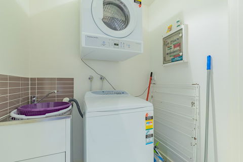 Stylish 3 Bedroom Townhouse - Free Parking - E Caravan Parks 21