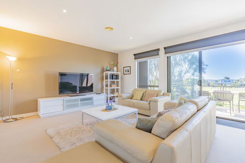 Stylish 3 Bedroom Townhouse - Free Parking - E Caravan Parks 9