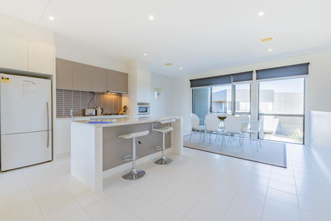 Stylish 3 Bedroom Townhouse - Free Parking - E Caravan Parks 3
