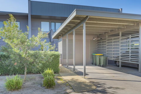 Stylish 3 Bedroom Townhouse - Free Parking - E Caravan Parks 24