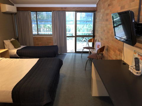 Bribie Island Hotel - E Caravan Parks 2