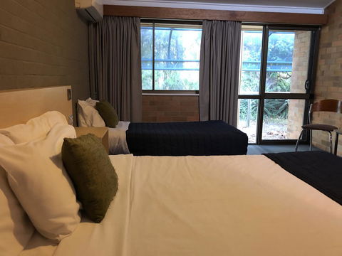 Bribie Island Hotel - E Caravan Parks 19