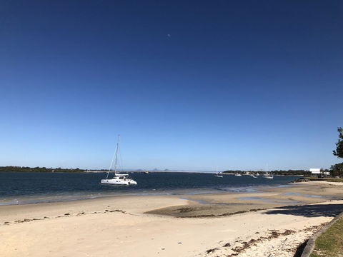 Bribie Island Hotel - E Caravan Parks 25