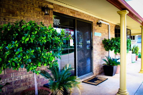 Clermont Country Motor Inn - E Caravan Parks 1