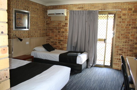 Clermont Country Motor Inn - E Caravan Parks 2