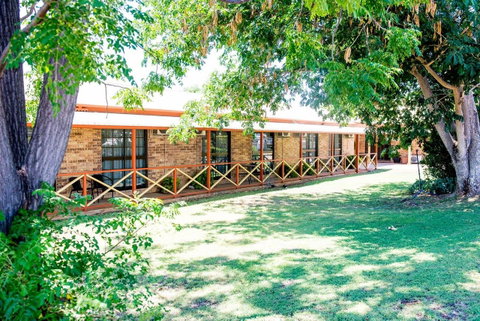 Clermont Country Motor Inn - E Caravan Parks 4