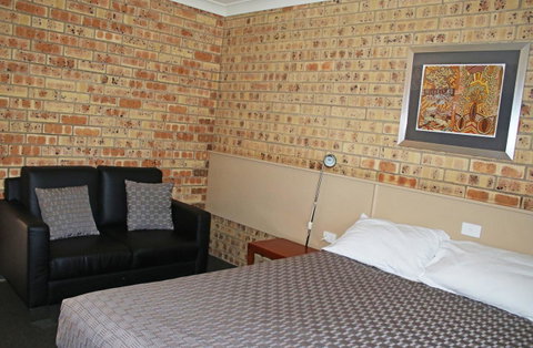 Clermont Country Motor Inn - E Caravan Parks 6