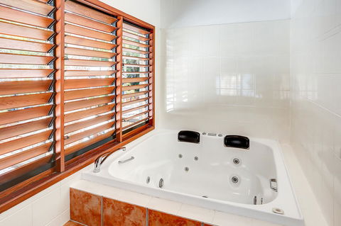 Paradise On The Beach Resort - E Caravan Parks 9