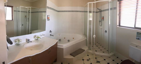 The Bearded Dragon Boutique Hotel - E Caravan Parks 5