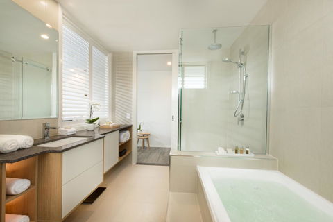 Heart Hotel And Gallery Whitsundays - E Caravan Parks 1