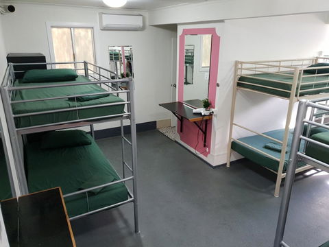 Backpackers In Paradise 18-35 Hostel - E Caravan Parks 10
