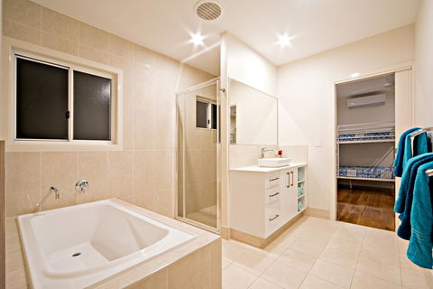 Whitsunday Luxury Homes - E Caravan Parks 24