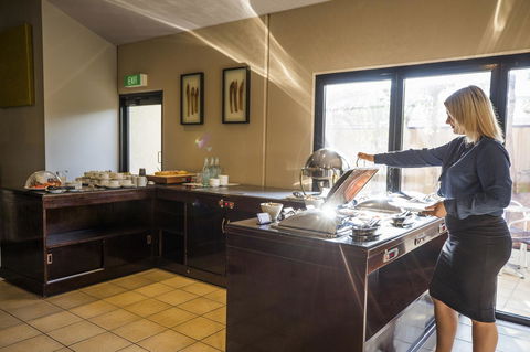 Emerald Maraboon Motor Inn - E Caravan Parks 19