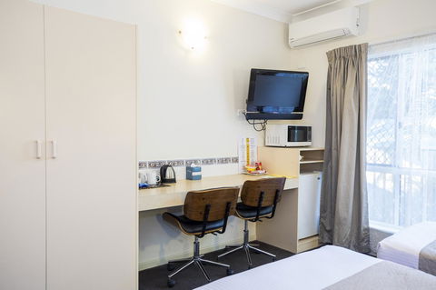 Emerald Maraboon Motor Inn - E Caravan Parks 43