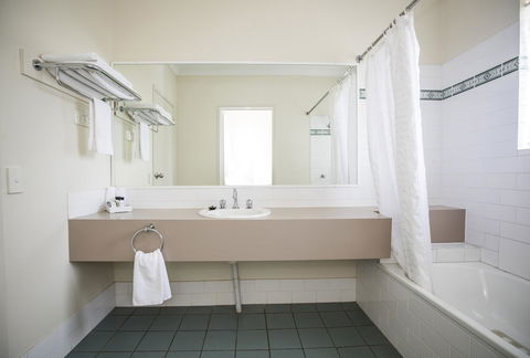 Emerald Maraboon Motor Inn - E Caravan Parks 25