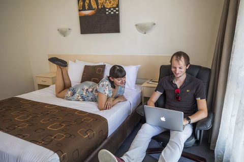 Emerald Maraboon Motor Inn - E Caravan Parks 35