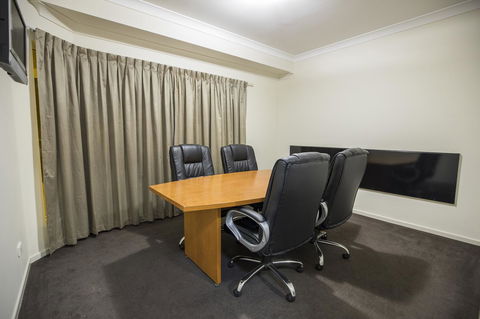 Emerald Maraboon Motor Inn - E Caravan Parks 12