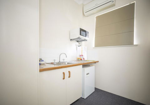 Emerald Maraboon Motor Inn - E Caravan Parks 31