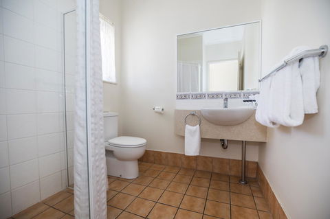 Emerald Maraboon Motor Inn - E Caravan Parks 38