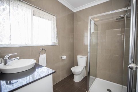 Emerald Maraboon Motor Inn - E Caravan Parks 34