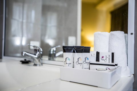 Emerald Maraboon Motor Inn - E Caravan Parks 1