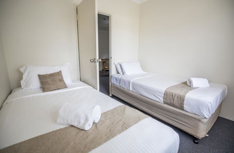 Emerald Maraboon Motor Inn - E Caravan Parks 27