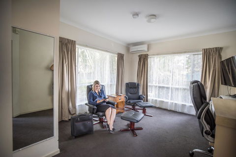 Emerald Maraboon Motor Inn - E Caravan Parks 44