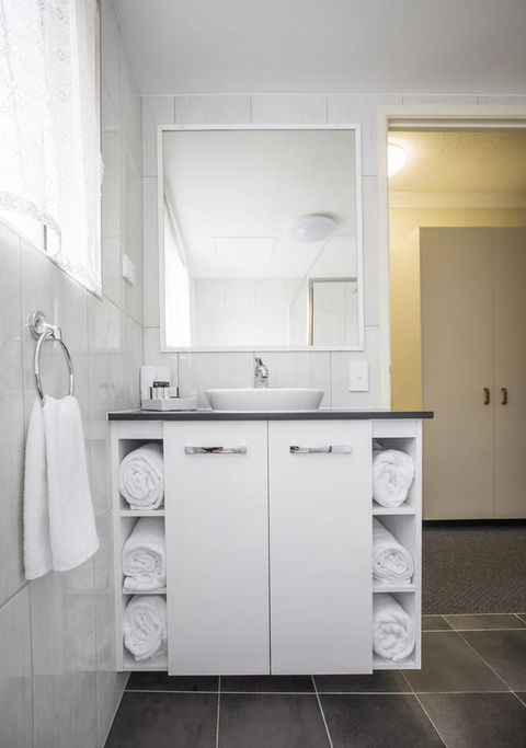 Emerald Maraboon Motor Inn - E Caravan Parks 24