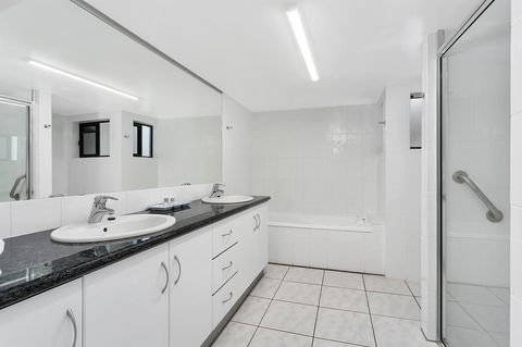 Roydon Beachfront Apartments - E Caravan Parks 23