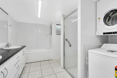 Roydon Beachfront Apartments - E Caravan Parks 24