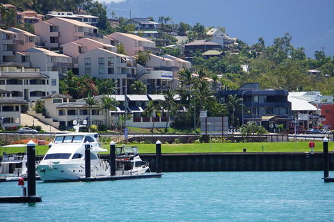 Airlie Seaview Apartments - E Caravan Parks 9