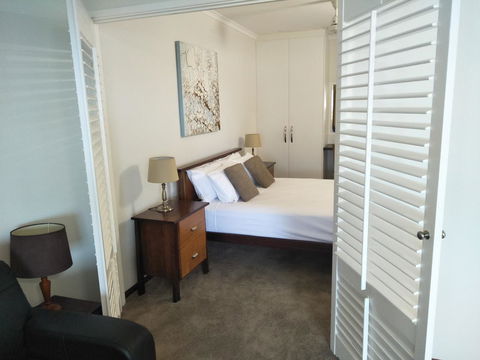 Airlie Seaview Apartments - E Caravan Parks 3