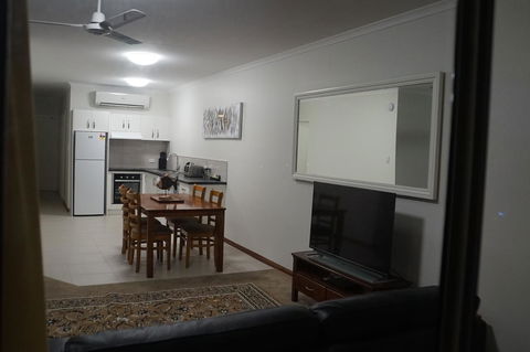 Airlie Seaview Apartments - E Caravan Parks 8
